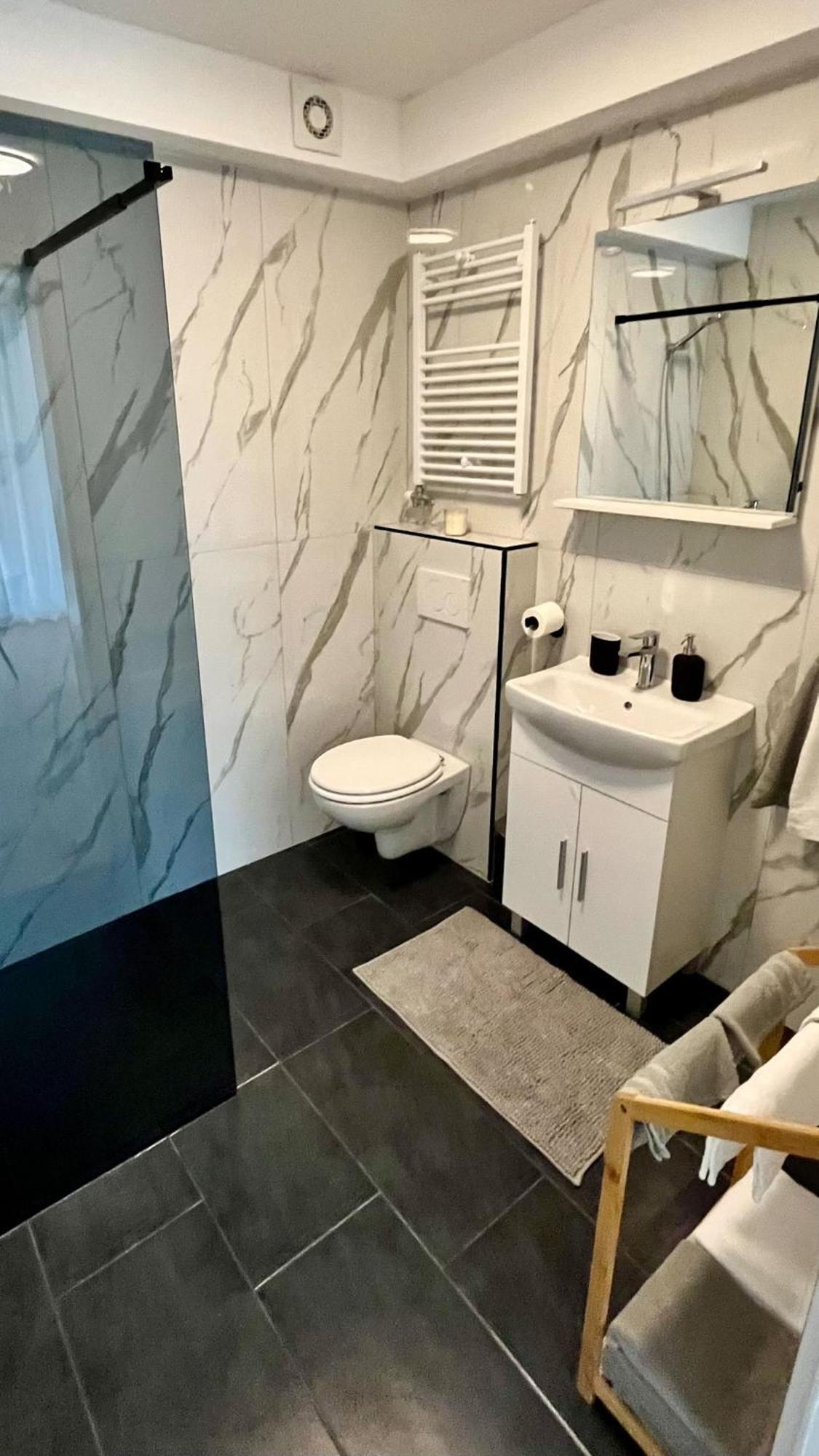 Mali Raj Apartment Menges Ngoại thất bức ảnh